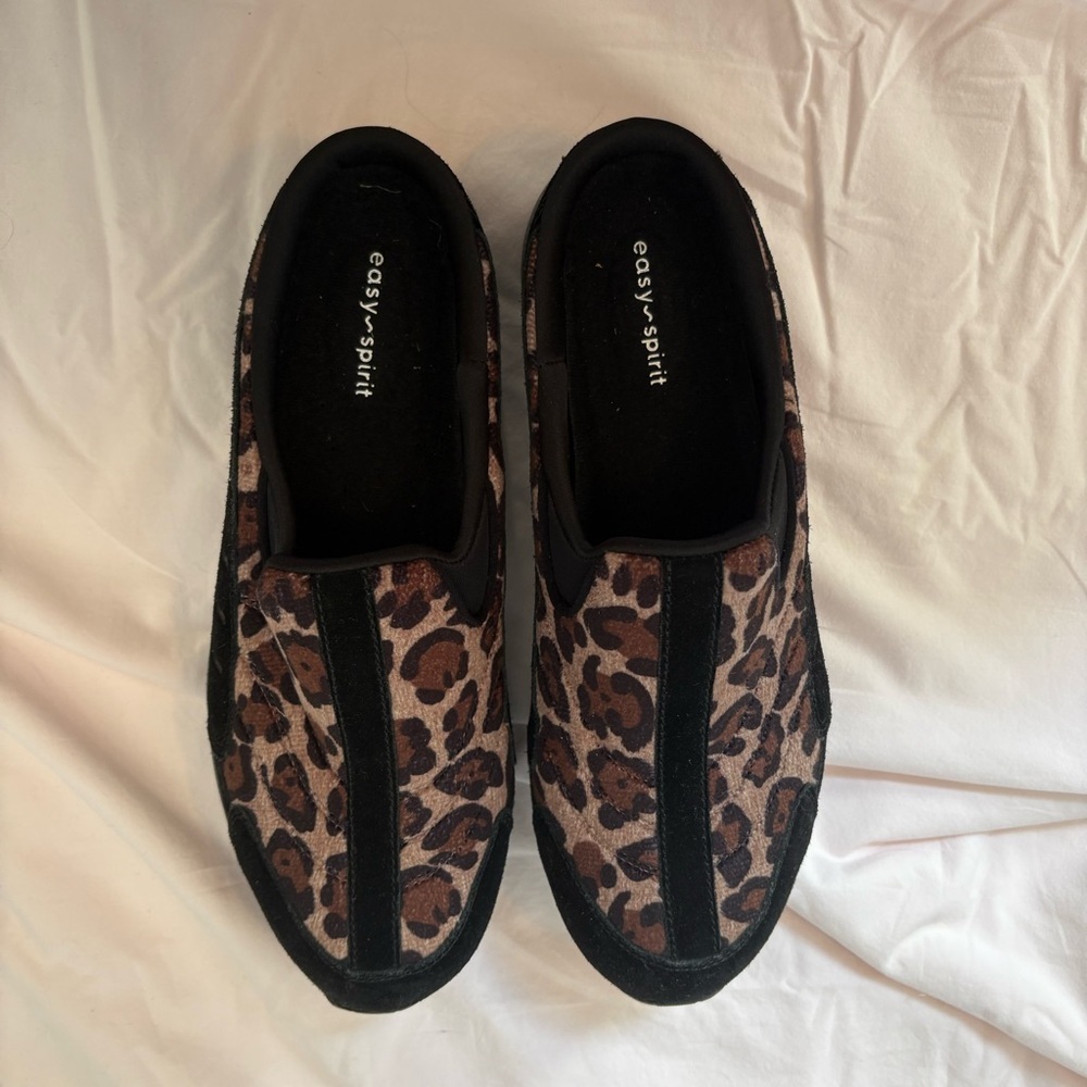 Easy Spirit travel time Women's Leopard Print clogs size 9.5